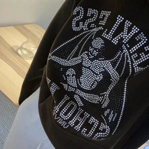 Reckless scholars hoodie - Säljer min bruna hoodie från reckless scholars i storlek M köpt här på plick❤️ använd fåtal gånger 🦋 jätte många intresserade bud ligger på 1400