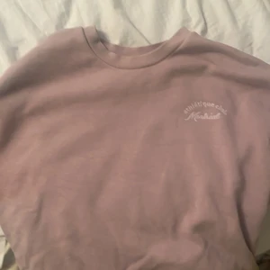 Gina tröja  - Otydligt bild men färgen på sista bilden stämmer, fråga bara om ni vill ha fler bilder, köpte för länge sedan och den är i bra skick då den nästan bara legat i garderoben, priset kan diskuteras