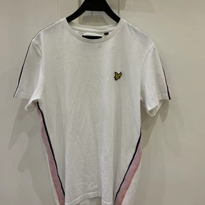 Lyle&Scott T-shirt strl S - Sparsamt använd t-shirt i bra skick. Vit med rosa sidor. Kan mötas i sthlm eller posta.