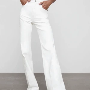 Zara wide leg jeans, stl 46 - Snygga, stilsäkra och tidlösa Zara Wide Leg jeans , vita. Storlek 46. HELT NYA ! Säljer då de ej kommit till användning 🙃 nypris 400kr, säljer för 300 inkl frakt 💌⚡️🥰🧚🏼‍♀️🤍