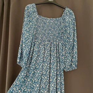 Klänning i strl S - En fin sommarklänning som jag aldrig använt pga att den är för kort för mig, är 167 cm. 