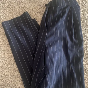 Randiga kostym byxor  - Ett par så fina randiga kostymbyxor använda ca 2 gånger, passar inte längre men storlek 32 