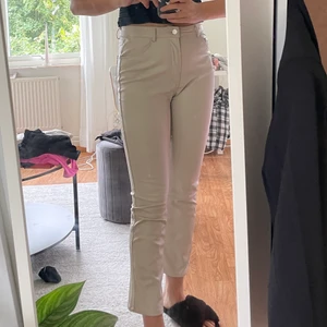 Beiga skinnbyxor - Superskönt beiga byxor i läderimitation från H&M som jag säljer för de ej kommer till användning. Jag är 167 cm lång. Byxorna passar för S och M skulle säga mer en 38 i storleken. Köparen står för frakt💓