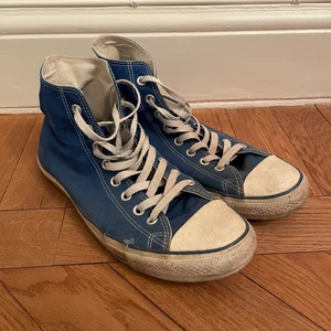 Blå converse  - Snygga high top converse. Använt ungefär 5 gånger. Storlek 44 passar bra. 