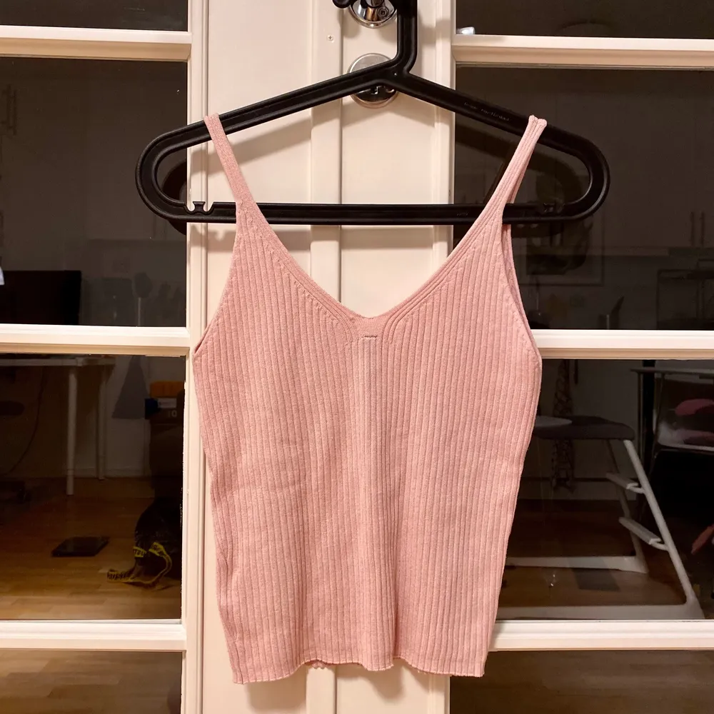 Puder-rosa topp från H&M i storlek XS, oanvänd.. Toppar.