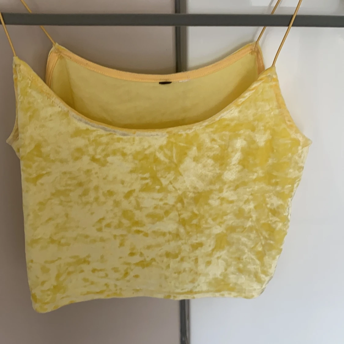 Gul topp i krossat sammet - 90