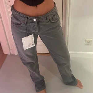 Zara jeans  - Populära och helt slutsålda lågmidjade jeans från Zara, knappt använda och i väldigt fint skick. Långa på mig som är 175cm💞 