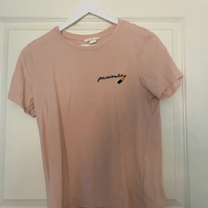 T-shirt  - T-shirt från H&M i fint skick. Aldrig använd. Storlek S. Hör av dig vid intresse💖