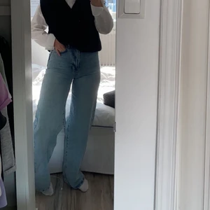 Idun jeans - De mest perfekta jeansen från Gina tricot i modellen ”Idun”. Väldigt fint skick men tycker de är lite små för mig tyvärr 💕