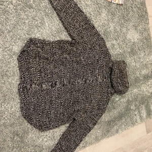 Tjocktröja xl  - En väldigt fin tjocktröja som är köpt förra vinter. Den har en hög krage och är i bra skick. Har används fåtal gånger. Dock minns jag inte vartifrån jag köpte den 