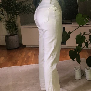 Prêt à Porter Jeans - Snygga Prêt à Porter jeans i storlek 40. Nypris är 1200kr. (Finns en liten fläck på höger bakficka, men är inget man lägger märket till). Frakten är gratis!!❤️