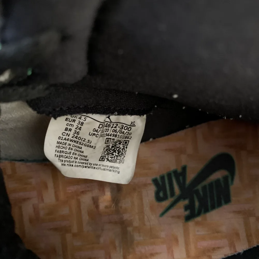 Skor Nike Air Jordan 1 i fint skick, använda endast tre gånger. Färg grön, svart och vit. Svarta skosnören. Storlek 38. Originalkvitto finns från februari 2021.. Skor.