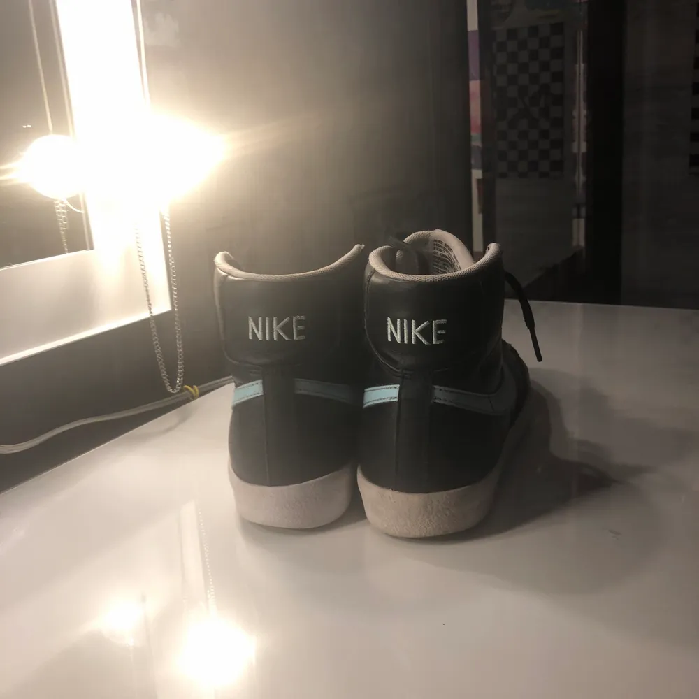 Nike sb skor med blå detalj . Skor.