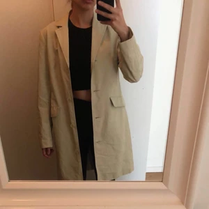 Storlek- 40 - En lång beige kappa med slits bak i storlek 40❤️