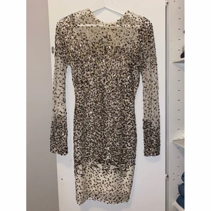 Klänning Glitter BikBok  - Ursnygg glitter klänning från BIKBOK. Har endast använts under 2 tillfällen . Man kan ha den på två sätt. Antingen med dragkedjan bak (som bild 3) eller vända på klänningen och ha dragkedjan fram för att få en liten v-ringning(som bild 2). Fått så många komplimanger för den ! Perfekt för nyår eller ja, vilket firande som helst ! 