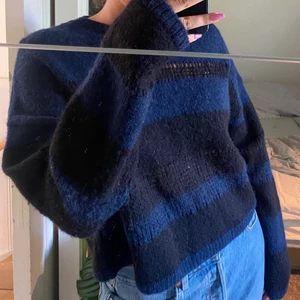 Randig stickad - LEDANDE BUD IKVÄLL VINNEE! Randig olika tjocklek och stickning, passar allt! Från & Other stories. Bud 210