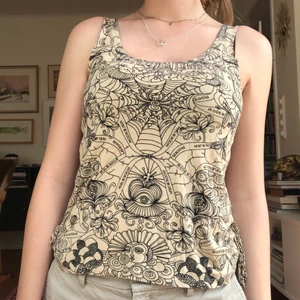 linne - Linne med coolt mönster och krytdetalj i ryggen ❤️‍🔥🕷mycket bra skick. Märket är Rodebjer