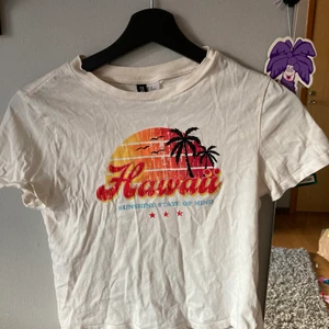 T-shirt - En jättefin T-shirt men som är typ croppad så ifall man har XSS eller nått kan man lätt ha denna!! 