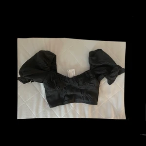 Svart top, helt ny, lappar kvar - Storlek 38, passar även 36. Säljs pga att jag inte fått användning för den. Nypris: 199kr