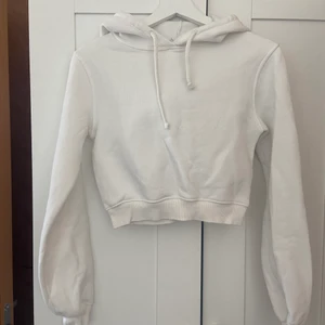 Croppad huvtröja - Från Nelly, fraktas mot betalning, möts i Gbg 🤠