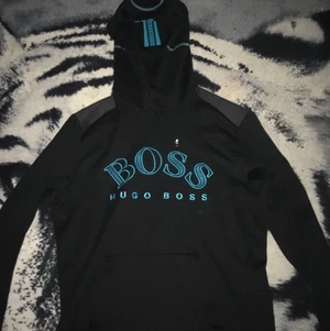 Hugo boss kofta svart blå  - Hej jag säljer min boss hoodie då den inte används Snöret på ena sidan är litte trasigt då de blev så i tvätten men man kan byta snöre eller älda litte på de storlek l men passar m 