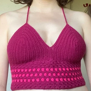 Virkad topp! - Rosa topp som jag virkat själv. Passar flera storlekar men skulle nog säga att B/C/D-kupa funkar bäst och strl S-L. Visas på en M med C-kupa. 250 kr + frakt
