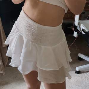 Superfin volangkjol som är perfekt till sommaren ✨ kjolen är endast testad och så gott som ny (storlek S) 🌟