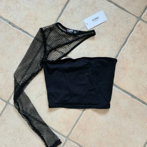 Croppad tröja - En ascool tröja som tyvärr var för lite för mig :(( Som en tubetop med en arm. Ärmen är rätt tajt så passar xxs-xs🌸  skriv för frågor/ fler bilder