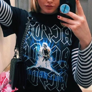 AC/DC t-shirt  - T-shirt i fint skick, köpt på forever 21. 