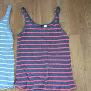 linne - 1 grått linne med neon rosa ränder och 1 ljus grått linne med neon gula ränder. Från HM. Aldrig använda. Storlek 38 men väldigt tighta så rekommenderar nog att använda om man är S eftersom de är lite lösare då. Snygga till sommaren att bara chilla i. 1 för 20kr+24kr frakt eller båda för 30kr+48kr frakt. 