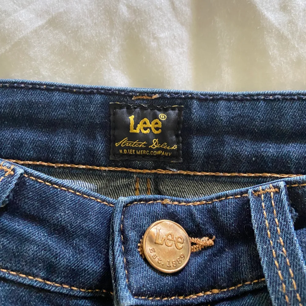 Lee jeans i utmärkt skick! ( se storlek bild 3 ). Modellen är scarlett vilket är en av deras tajta modeller!. Jeans & Byxor.