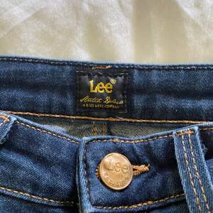 Lee jeans i utmärkt skick! ( se storlek bild 3 ). Modellen är scarlett vilket är en av deras tajta modeller!