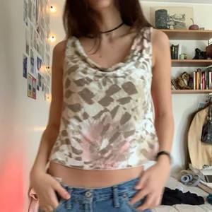 Asnajs linne❤️ - Linne med coolt mönster på⭐️⭐️ Passar nog massa olika storlekar då tyget är stretchigt!! Köparen står för frakt😌