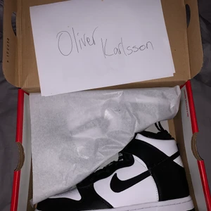 Dunk high "Panda" - Säljer nu ett par helt nya Nike dunk high "Panda".  Storlek 36,5 Pris: 1399kr + frakt  Vid frågor, skicka iväg ett meddelande! 