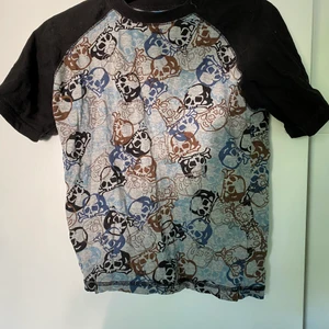 Dödskalle babytee  - Super tuff dödskalle babytee från indiska🕸.                                  Bara att fråga om mer bilder                                                        Köparen betalar för frakten.        