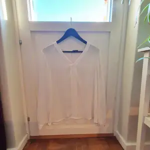 En vit skjorta från Stockholm i storlek 38. Den är lite genomskinlig och är välanvänd men i fint skick. Köparen står för frakt. 