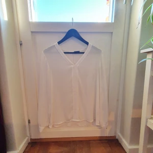 Skjorta från Stockholm storlek 38 - En vit skjorta från Stockholm i storlek 38. Den är lite genomskinlig och är välanvänd men i fint skick. Köparen står för frakt. 