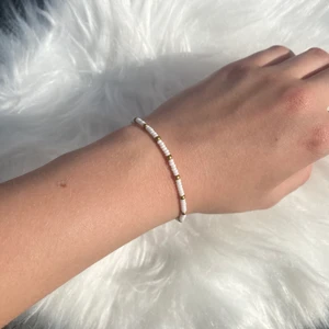 Armband - Handgjort armband. Justerbart. Färger går att ändra om så önskas!