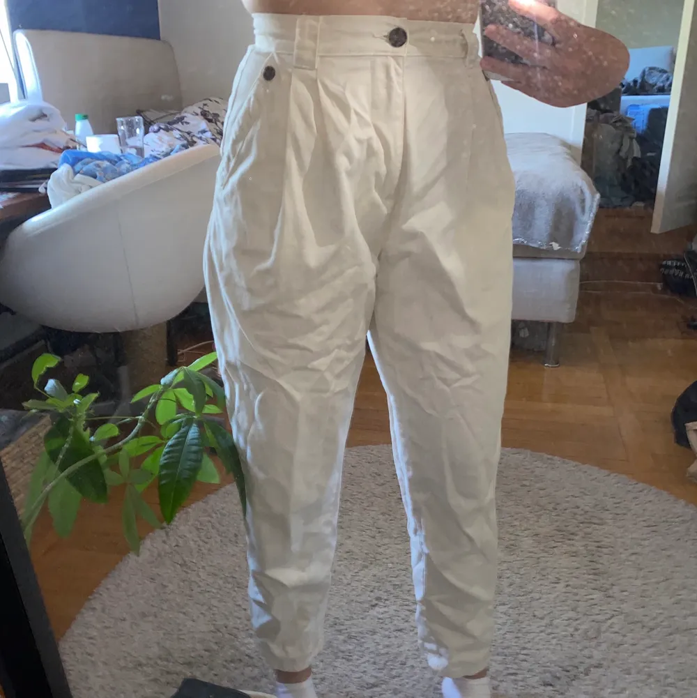 Snygga, vita byxor från topshop! 😍 bruna knappar, fickor, bra passform. Tyvärr lite för små för mig. Knappt använda alls😇. Jeans & Byxor.
