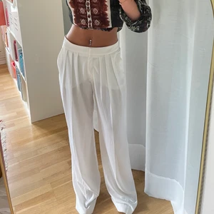 Vita kostymbyxor  - Super fina vita kostymbyxor från mango! De är raka/lite vidare i benen och i jätteskönt luftigt material. Tyvärr så är de för långa i benen på mig och har därför aldrig använts. INNERBENSLÄNGD 88cm, storlek 36. De är lite stretchiga i midjan ❤️