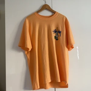 Stussy t-shirt size L - Stussy tröja köpt på nk, paul & friends. Använd ett fåtal gånger.