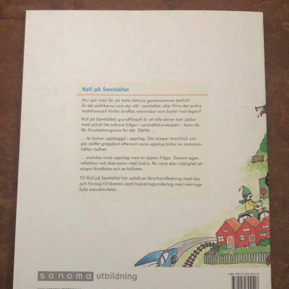 En bra bok för barn som lär sig om samhället på en mindre nivå, den lär dig väldigt bra och står allt du behöver veta när du går i 6an. funkar även för någon som lär sig grunderna om samhället.. Övrigt.