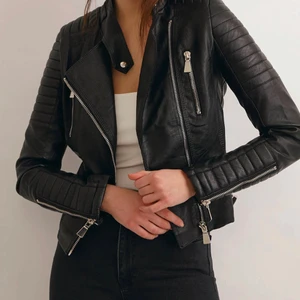 Skinnjacka från chiquelle storlek 34 - Jättefin skinnjacka från chiquelle. Den är använd och säljs nu. Den är inte i nyskick eftersom den är använd, men har inga slitage. Passar xs och s. 🌒🌖⚡️ säljer den för 200+frakt annars får ni buda. Vet ni något sätt att få frakten billigare, får ni gärna säga det. Kan mötas i Norrköping 