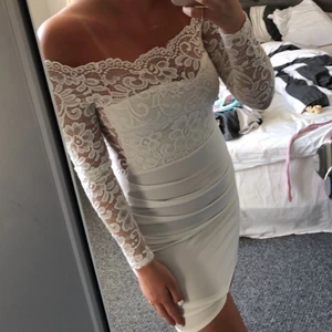 Vit klänning  -  Använd en gång, vit spets klänning från Nelly storlek S