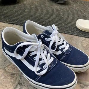 Knappt använda Vans  - Köpa för inte ens 1 månad sen dem e förstör drf ja säljer dem. Använda nån gång och lite gräs på dem på bilderna men ska göra rent dem. Dem är hela och inte trasiga då dem e knappt använda köpt för 600kr