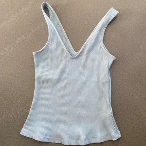 Ljusblått linne - Säljer detta fina ljusblåa som inte kommer till användning! Fint skick!! 50kr+ frakt💫 hör gärna av dig vid fler frågor elller bättre bilder🤍