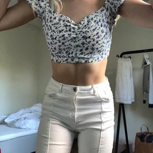 Vita jeans - Vita jeans i stl 36, men passar mig ganska bra som vanligtvis bär 34 i jeans. Köpta i en butik utomlands från ett märke som heter ”Promod”. De har en jättefin söm längs benen!! Frakt ingår🧡