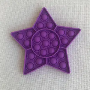Den är lila, formen ser ut som en stjärna och den låter bra när man poppar den. Frakten är 15 kr. ❤️❤️❤️😊😊😊