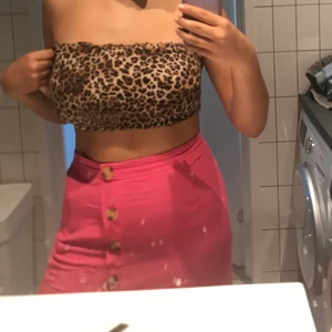 leopard topp - söt leopard topp från bikbok. Inte jätte använd, storlek typ S men väldigt elastiskt så passar typ vilken storlek som helst egentligen 