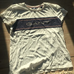 GANT t shirt - Säljer denna gant tröja för 39kr. Det står inte nån storlek i den men skulle rekommendera för 11-15 år. Den är 45 cm i bredd och 57 cm i längd. 